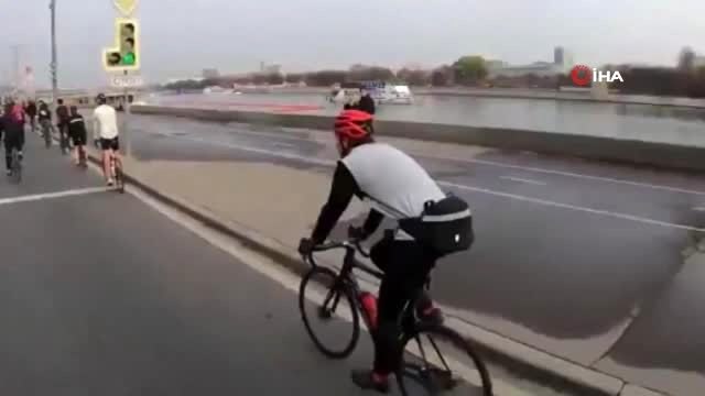 - Aşırı hız yapan araç Rusya Savunma Bakanlığı önündeki bariyerlere daldı