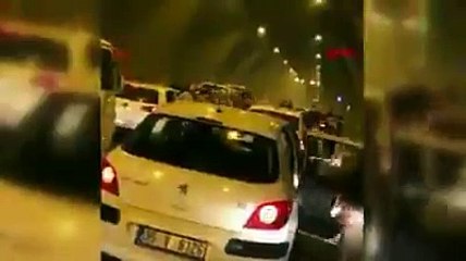 Trafiğin ortasında arabalardan inip halay çeken grup tepki topladı