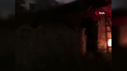 Ula'da kullanılmayan ahşap evde çatı yangını