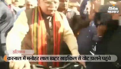 चंडीगढ़ से करनाल ट्रेन से आए सीएम, साइकिल पर सवार होकर पहुंचे मतदान करने