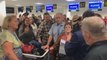 Cientos de viajeros atrapados por toque de queda en el aeropuerto de Santiago