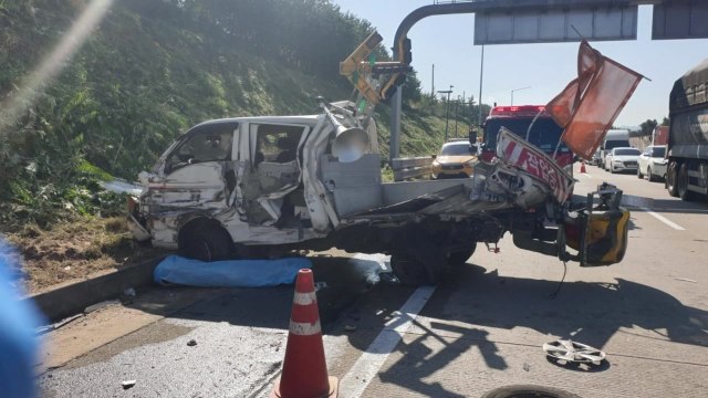 고속도로서 3중 추돌...갓길 작업 노동자 3명 숨져 / YTN