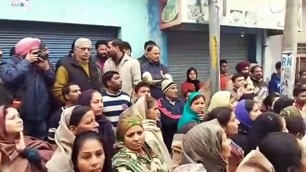 नानक नगर में खेला जा रहा है जुए और नशे का खेल
