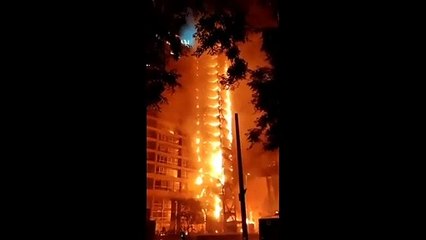 Les images impressionnantes d'une gigantesque tour incendiée pendant les émeutes au Chili