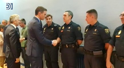 Pedro Sánchez visita por sorpresa a los policías de Barcelona