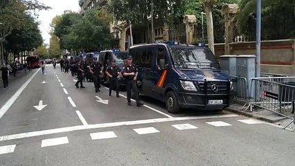 La policia espanyola arriba al carrer Mallorca
