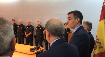 Sánchez visita a los policías desplazados en Barcelona