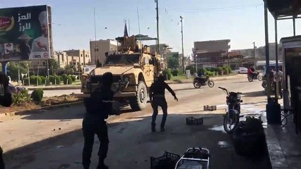 Suriye'den çekilen ABD askerleri taşlarla ve meyvelerle uğurlandı