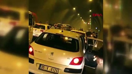 İzmir'de düğün konvoyundaki bir grup, tünelde otomobillerini durdurup halay çekti