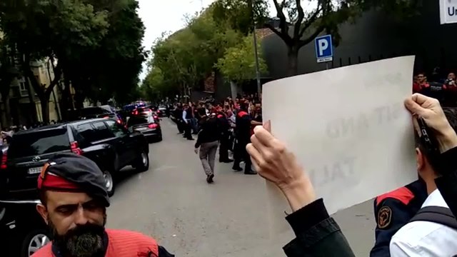 El presidente Pedro Sánchez en el Hospital Sant Pau entre abucheos