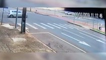 Na contramão: Câmera registra motorista atingindo poste, após atropelar ciclistas na Av. Brasil