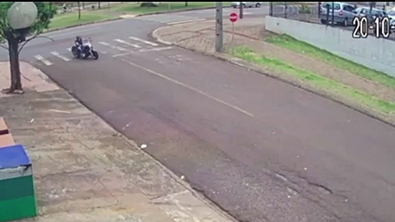 Em alta velocidade: novas imagens mostram ciclista sendo atingido por carro na Av. Brasil