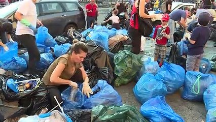 Day after protests, Lebanese don gloves and clean up