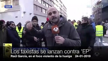 Y al final sucedió: los desatados taxistas 'calentaron' al intrépido reportero Raúl García (Antena3)