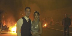 Surrealista: Unos CDR vitorean a una pareja de recién casados en mitad de una barricada en la C-17 en Vic