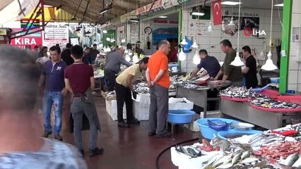 Balık tezgahları dolunca fiyatlar düşmeye başladı