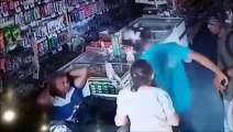 Un homme braque un magasin et fait un bisou à une mamie pour la calmer