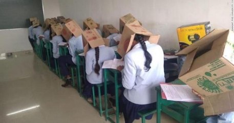 En Inde, des élèves portent un carton sur la tête pour les empêcher de tricher