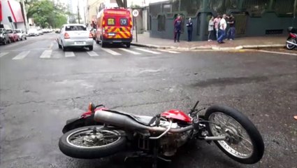Acidente entre carro e moto deixa um ferido no centro