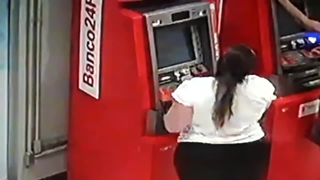 Trio é preso instalando equipamento pra roubar senhas em caixas eletrônicos de shopping