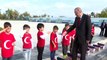 Cumhurbaşkanı Erdoğan, 15 Temmuz Şehitler Anıtı'nı ziyaret eden öğrencilerle sohbet etti