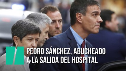 Pedro Sánchez, abucheado a la salida del hospital en Barcelona