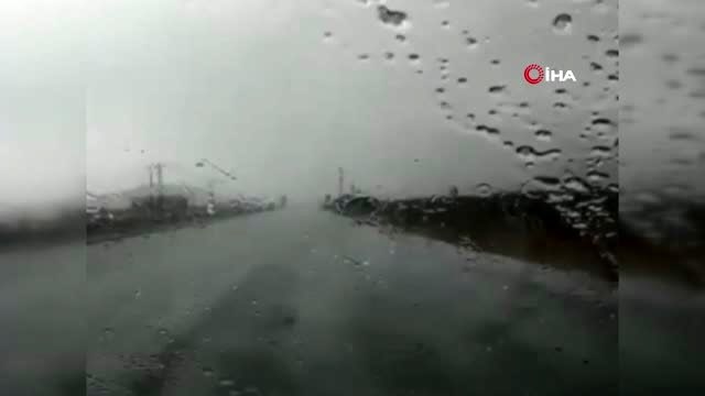 Ahlat'ta dolu yağışı etkili oldu, yoldaki sürücüler zor anlar yaşadı