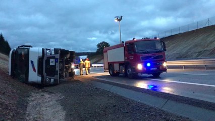 Un camion sur le flanc dans le contournement de Couvin