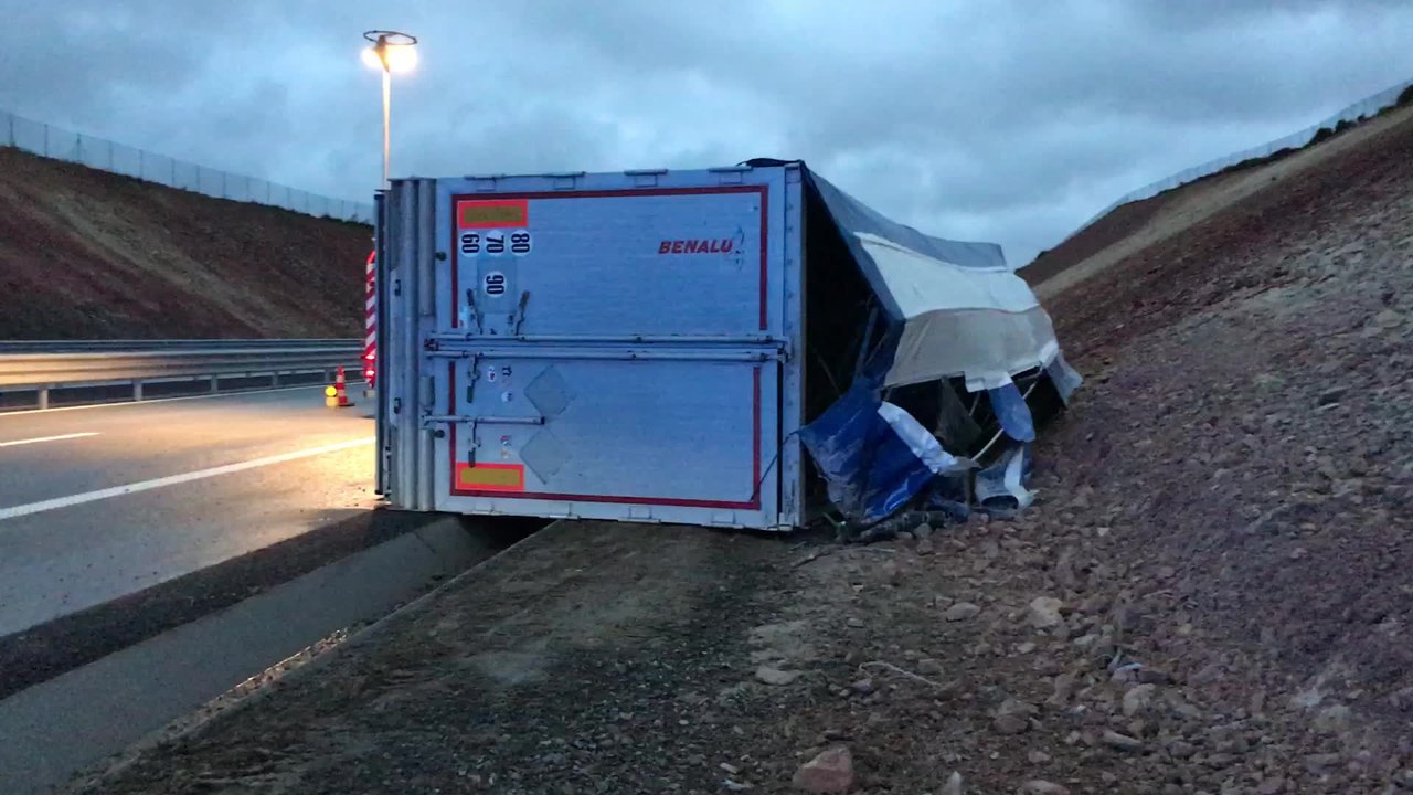 Couvin: un camion sur le flanc sur le contourne...