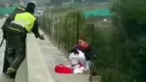 Madre se lanza con su hijo de 10 años en brazos desde un puente