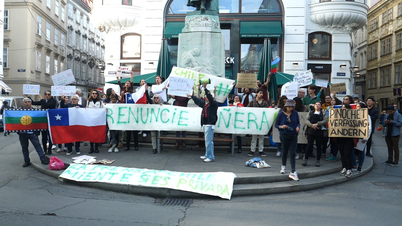 Demo gegen chilenische Regierung vor Botschaft in Wien