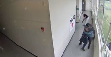 Vídeo mostra o momento em que um treinador desarma aluno com um abraço