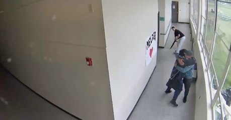 Vídeo mostra o momento em que um treinador desarma aluno com um abraço