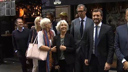 Casado se reúne con los comerciantes afectados de Barcelona
