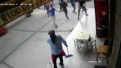 İş yerine taş ve sopalarla saldırı anı kamerada