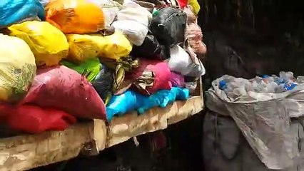 Un camion vide des ordures dans l'Amazone (Pérou)