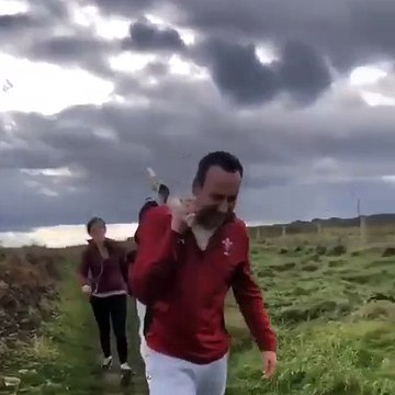 Ramener son chien ? Il porte le bâton que son chien ne lâche pas !