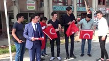 Orhangazi'de İstanbul yolundaki sürücülere Türk Bayrağı dağıttılar