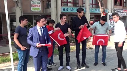 Orhangazi'de İstanbul yolundaki sürücülere Türk Bayrağı dağıttılar