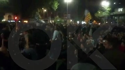 Los manifestantes provocan a los policías enseñándoles el culo