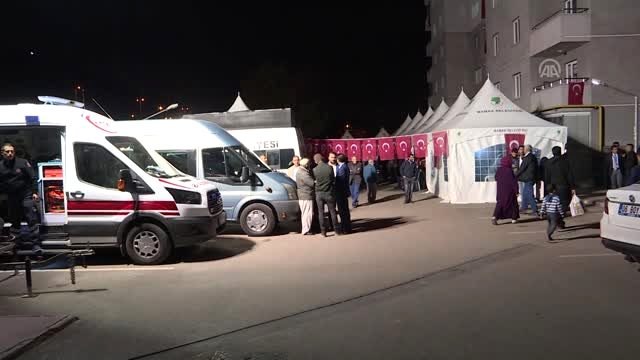 Kaldırıldığı hastanede şehit olan Piyade Uzman Onbaşı Umut Coşkun'un babaevine Türk bayrakları...