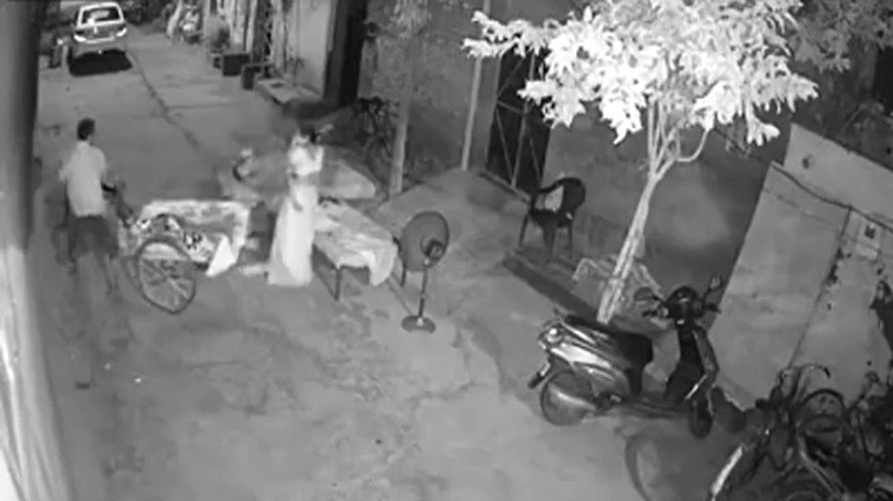 Un homme essaie de voler un enfant qui dort dans la rue !