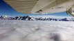 Ce pilote vole sur un tapis de nuages... Magnifique