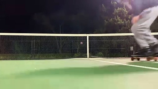 Skateboard : il tente un saut par dessus un filet de tennis ! Raté...