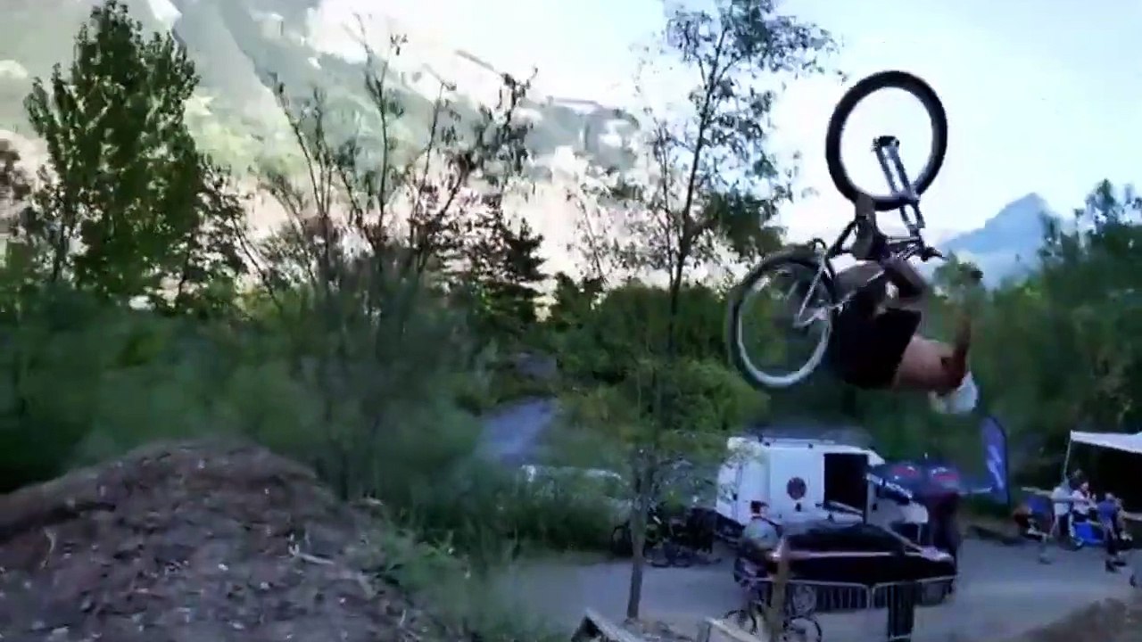 Backflip en BMX, il casse la roue en atterrissant !