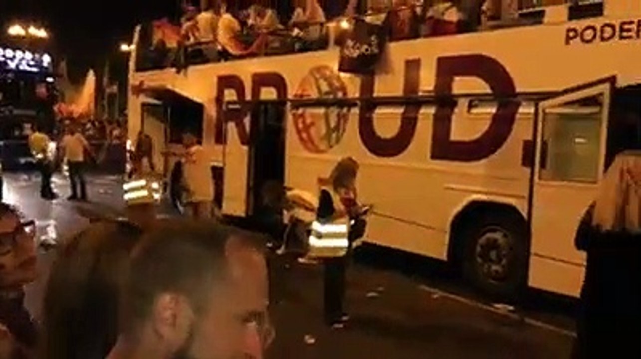 La joven que se apea del autobús de Podemos, se baja las bragas y se pone a orinar