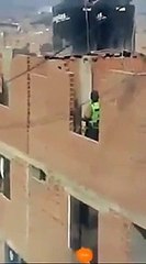 Mujer golpea a sus hijas y las encierra desnudas en un tanque de agua