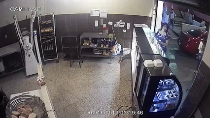 Delincuentes sólo necesitaron 35 segundos para robar en esta pastelería