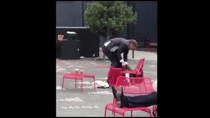 El multimillonario Larry Baer tira su esposa al suelo para quitarle un móvil