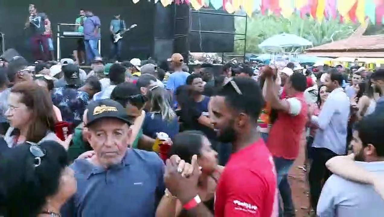 Dançando Forró Ao Som De Os Garotos Do Forró No Morro Do Fogo